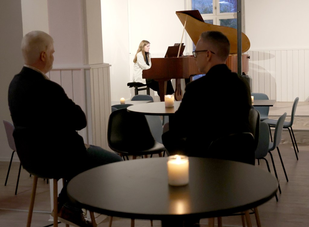 Johan Harstad og Nina Lykke satte et flott preg på litteraturforeningens 10-årsjubileum